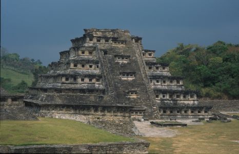 El Tajín - slavná výklenková pyramida